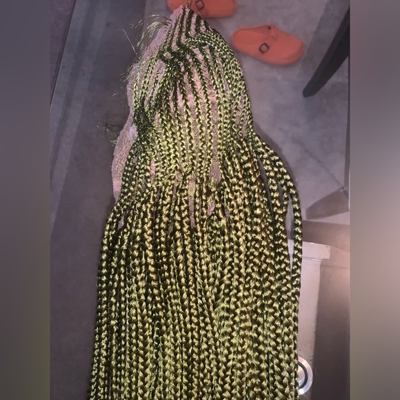 Green braided wig - Picture 2 of 4